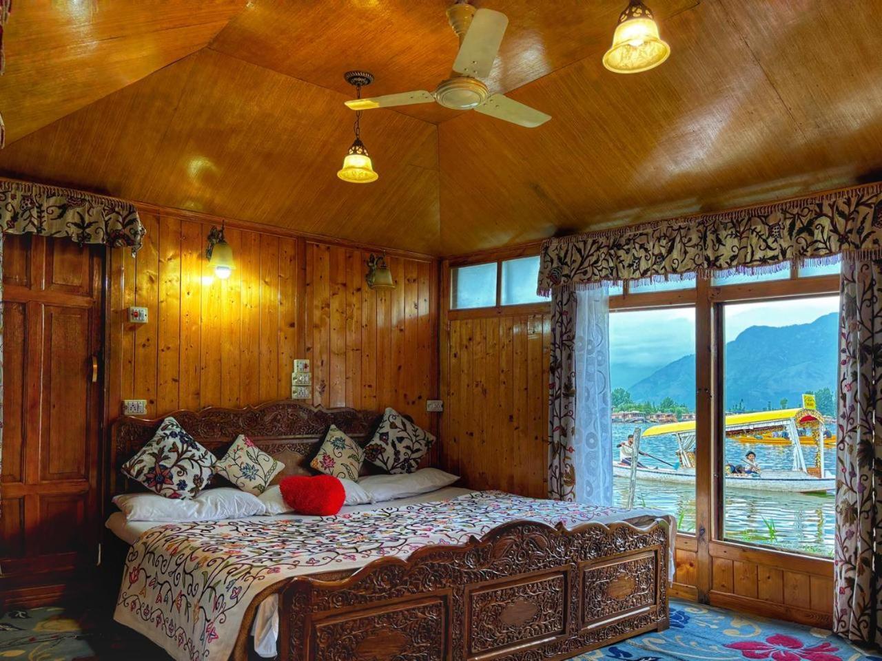 ホテル White House Group Of Houseboats Srīnagar エクステリア 写真