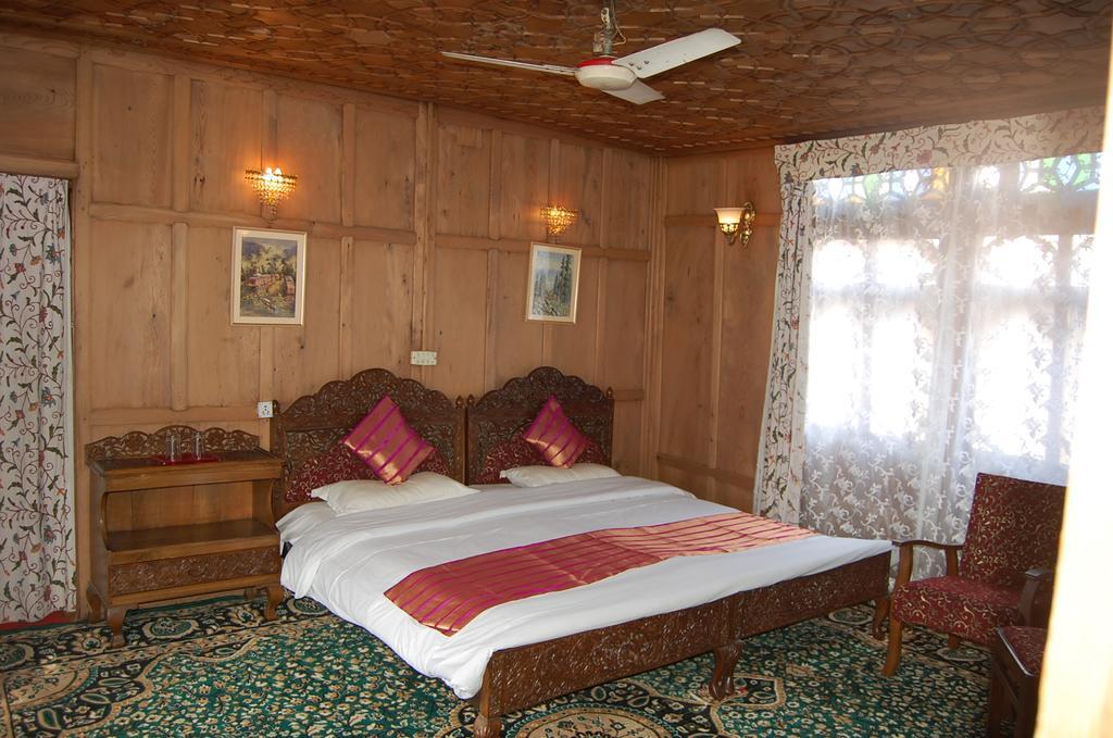 ホテル White House Group Of Houseboats Srīnagar エクステリア 写真