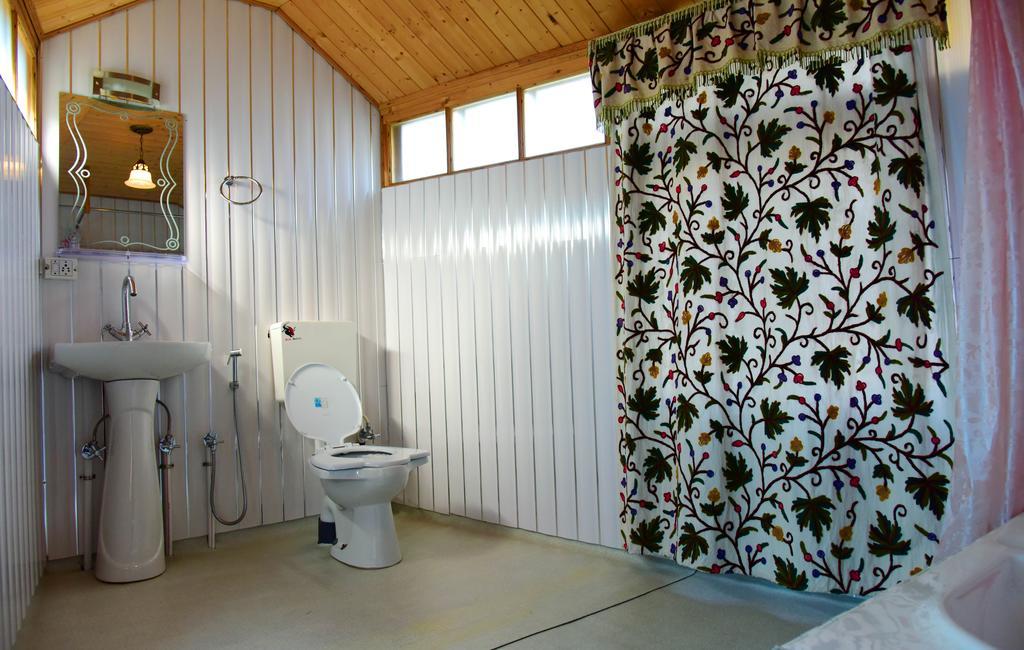 ホテル White House Group Of Houseboats Srīnagar エクステリア 写真