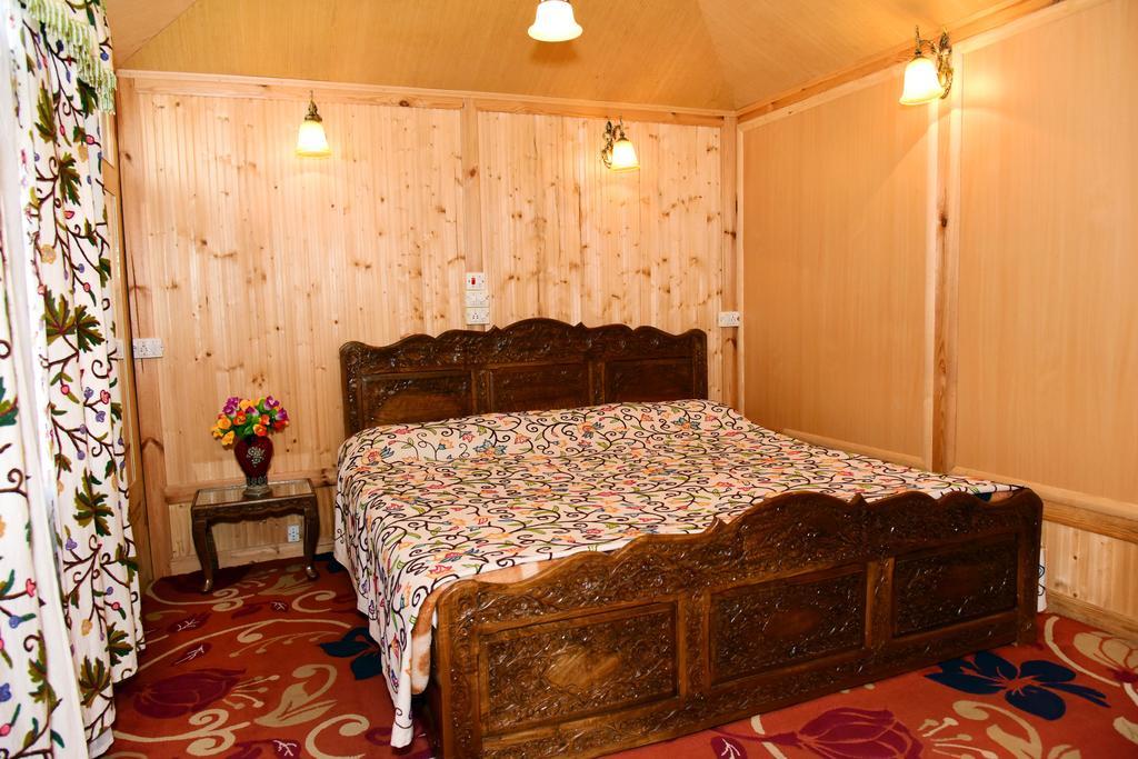 ホテル White House Group Of Houseboats Srīnagar エクステリア 写真