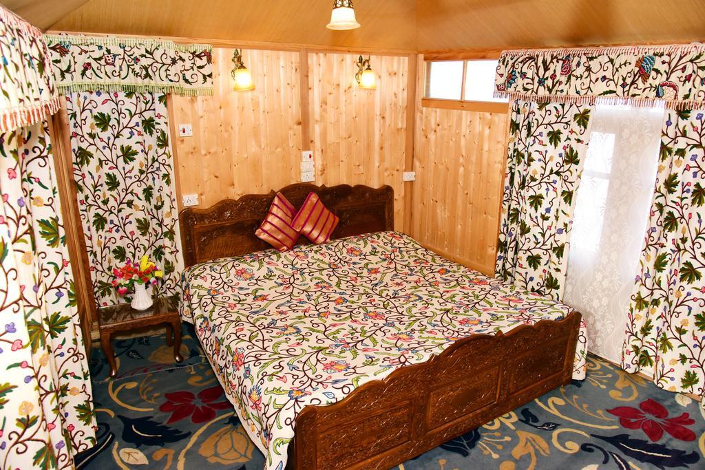 ホテル White House Group Of Houseboats Srīnagar エクステリア 写真