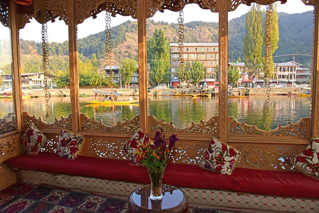 ホテル White House Group Of Houseboats Srīnagar エクステリア 写真