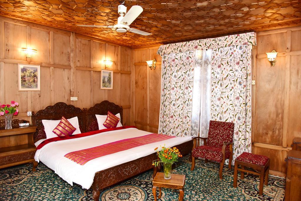 ホテル White House Group Of Houseboats Srīnagar エクステリア 写真