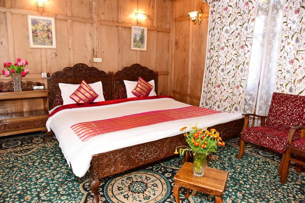 ホテル White House Group Of Houseboats Srīnagar エクステリア 写真